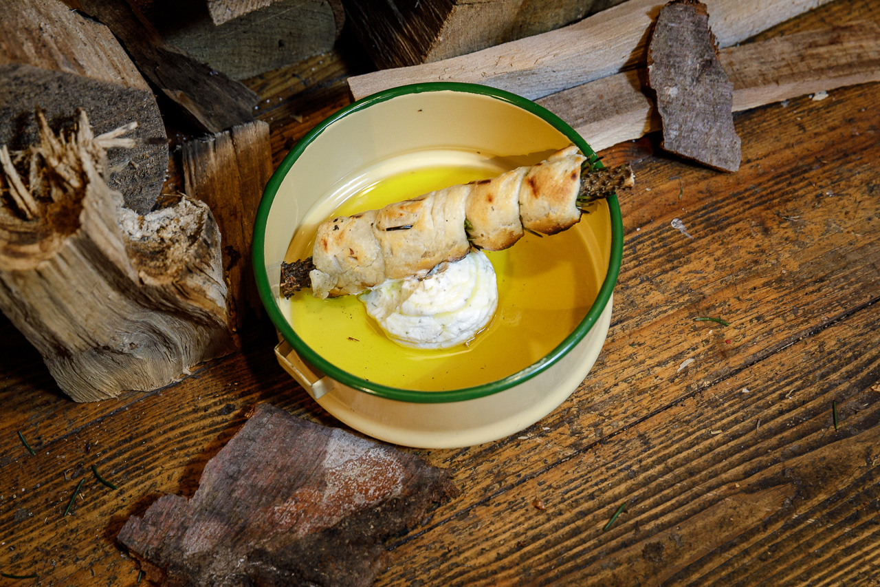 Holzsuppe aus Birke, Buche und Zirbe, gepoppte Schweinehaut, Pastinake aus der Glut